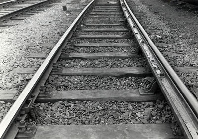 168914 Afbeelding van een liggende strijkspoorstaaf aan de binnenzijde van een boog op het emplacement te Alkmaar.